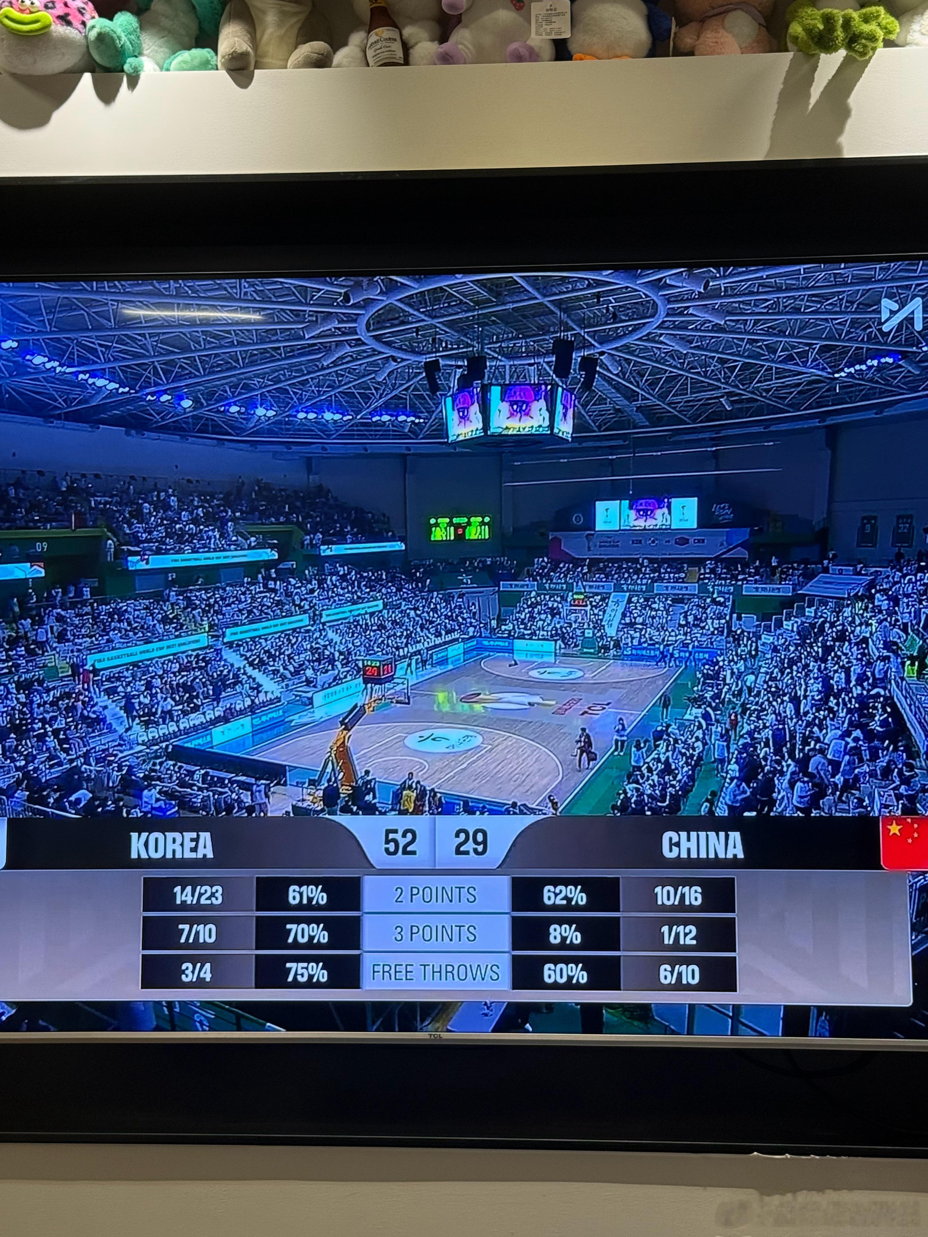 中国男篮半场只得到了29分，三分12中1，咱们一直说的能防的能撕咬对手的阵容，让