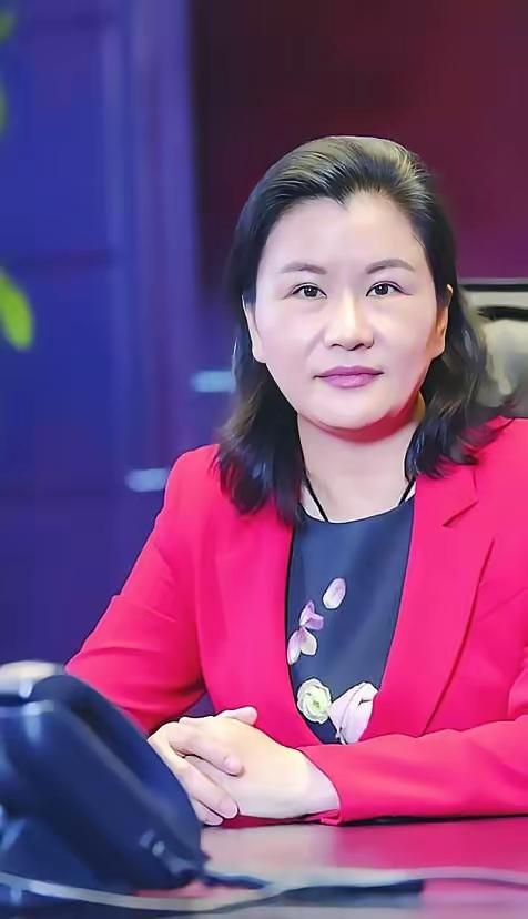 周群飞，农村出生，5岁丧母，父亲残疾，家里穷的叮当响。15岁辍学南下工厂打工，2