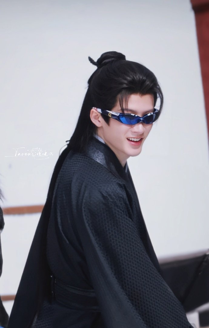 檀健次古装墨镜造型檀健次赛博古人檀健次戴上墨镜就是江湖最靓的仔，又侠气又时髦，这