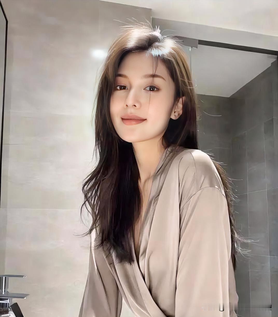 浅咖色系浴袍温婉慵懒，微卷长发自然散落，柔和光线里，尽显松弛自在的居家美感。