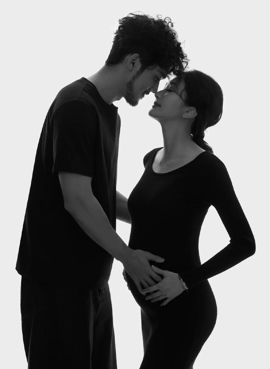 陈牧驰陈冰官宣结婚生子的喜讯，虽然这是很多人知道的事实，但官宣也算走走形式。陈牧