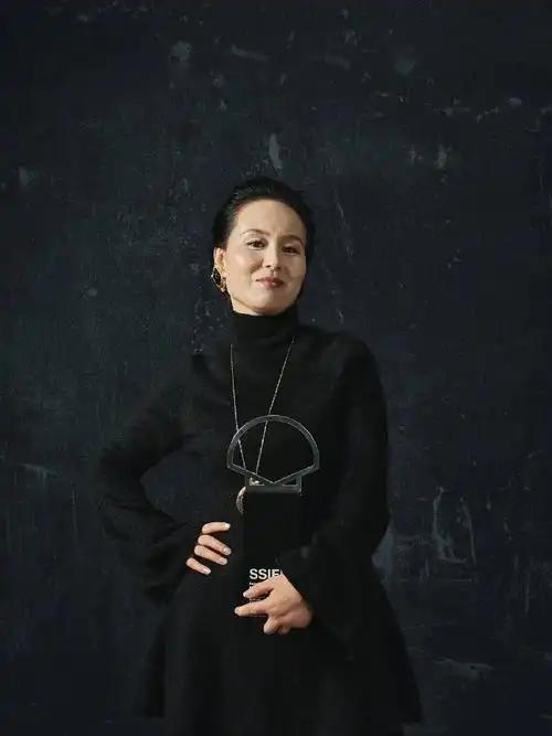 最近我们的舆论场两个女人各自引发了一场风暴。
她们各自都在国外获奖了。赵箫泓获得