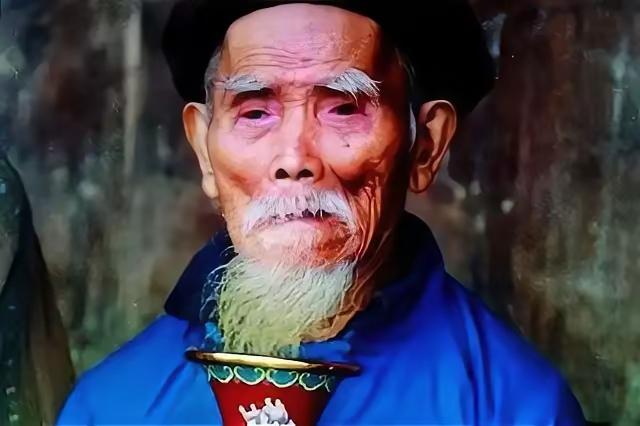 1995年，老寿星龚来发走了，这老爷子一辈子没娶媳妇，硬是活到了133岁。最绝的