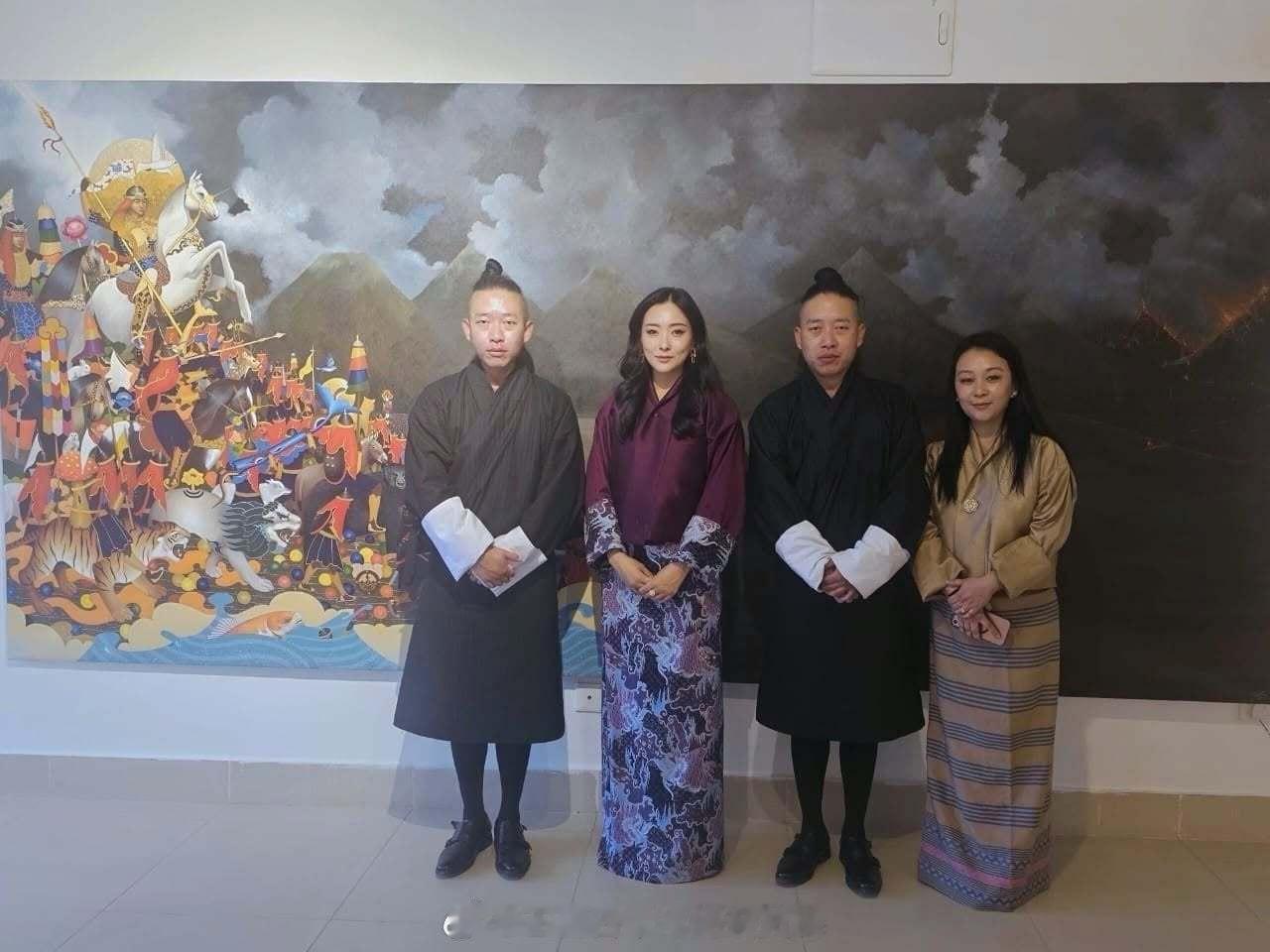 王室王室不丹王室 2026年7月19日，县城四公主参观双胞胎艺术家的作品展览，她