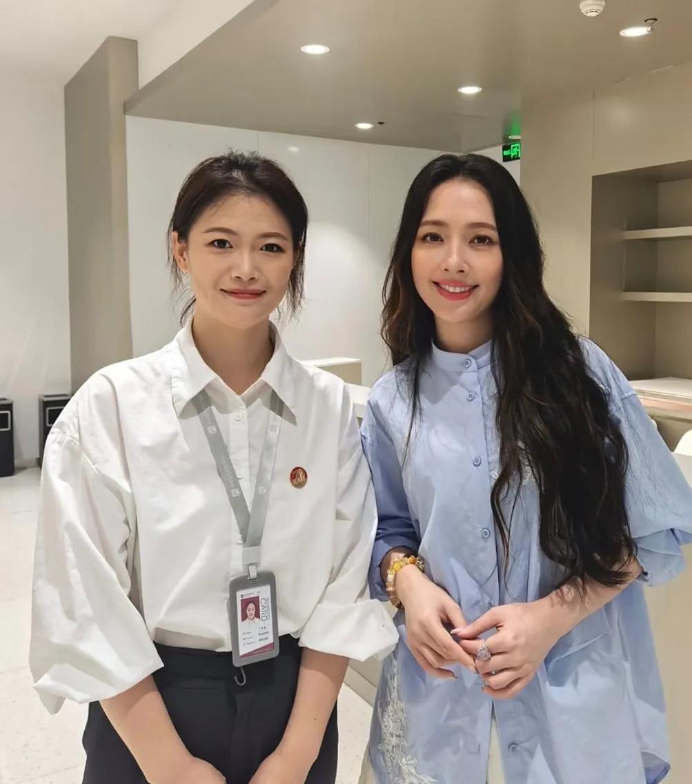 网友在江西偶遇郭碧婷逛街，42岁的她真人美得让人移不开眼，皮肤细腻状态好，外形自