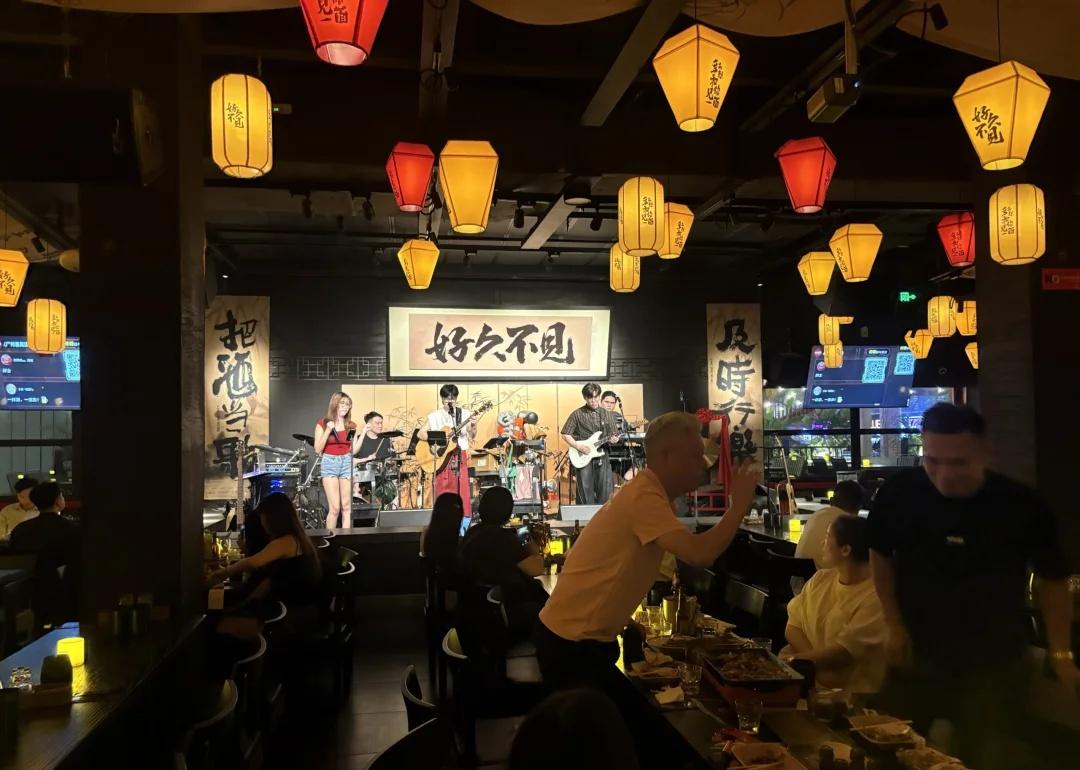 番禺夜晚必逛好久不见
到了番禺，下班后和朋友来市桥，喝一杯，吃点烤串。其实最佳选