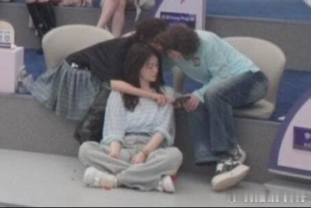 王濛有种老实人上贼船的无力感 王濛在冰场上多飒啊，结果在浪姐后台变成了手足无措的