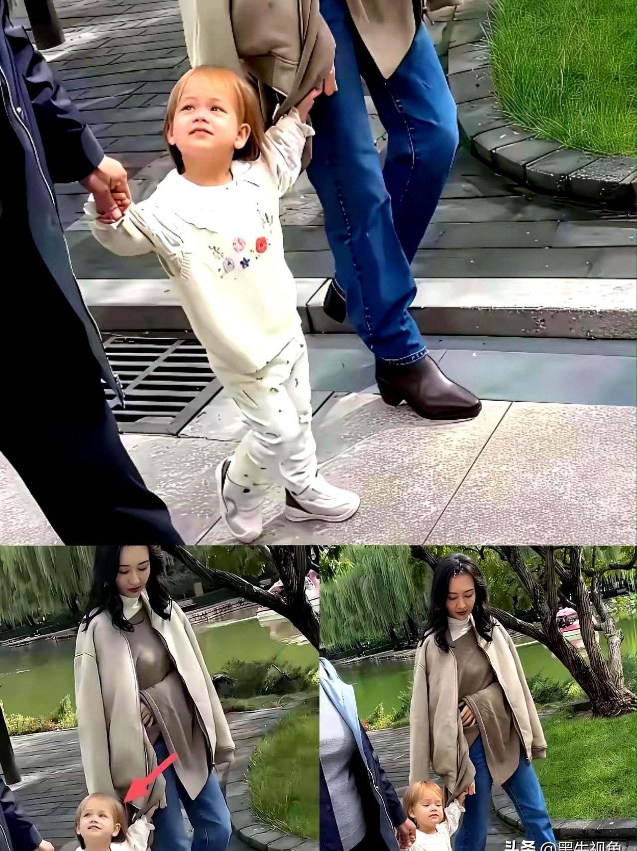 镜头扫过时，王鸥一个人抱着娃，背影紧着步子。
网友却盯住了娃：金发、蓝眼，弹幕齐