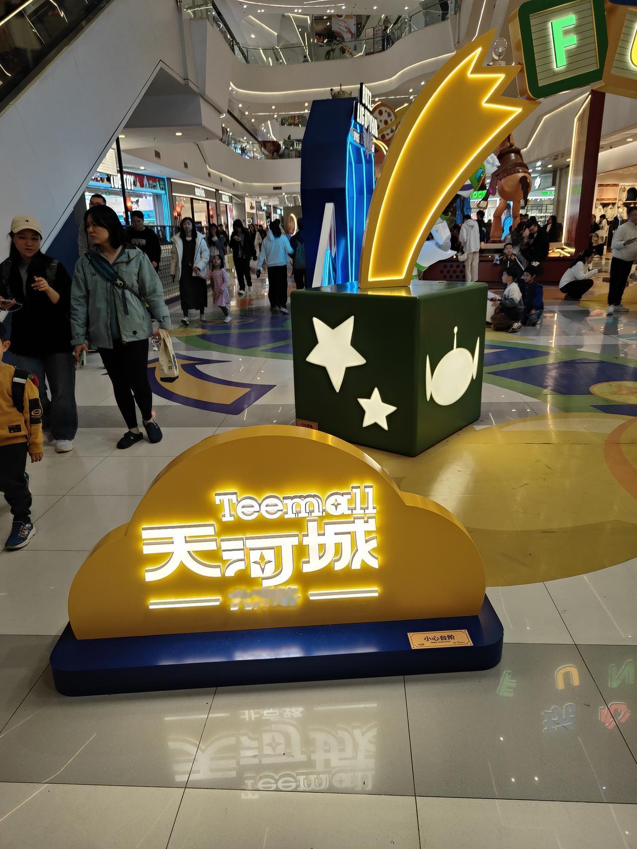 不过，拍摄前还是得征得人家同意，不然容易引起反感。要是女孩大方答应，那必须抓住机