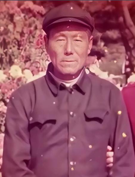 1950年，一名人高马大的土耳其士兵，见志愿军战士董明德筋疲力尽，便想趁机弄死他