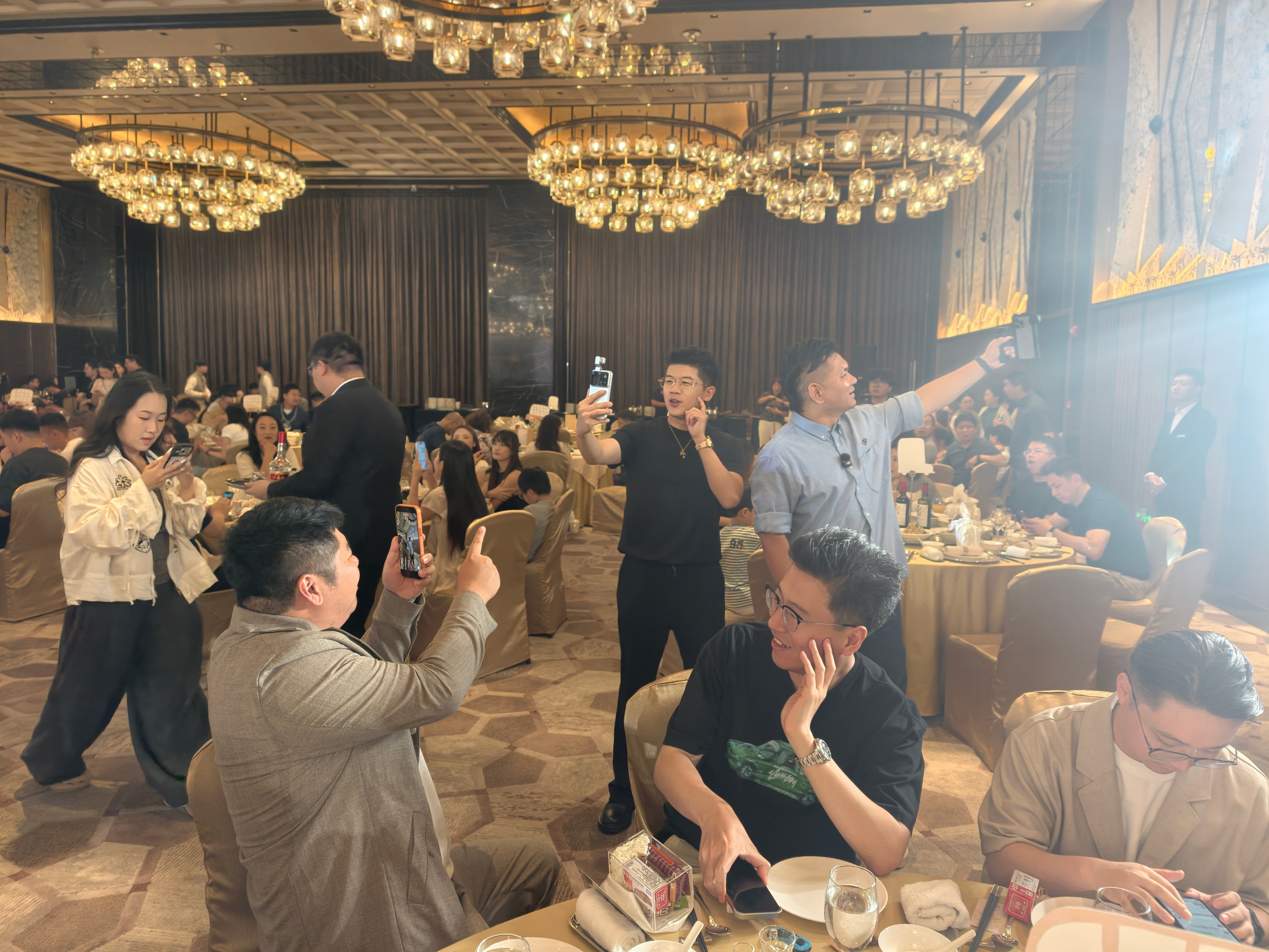 车评人小吕秋晨大婚 小吕秋晨结婚，韩哥 志斌跟这又唱又跳一天了！到底出啥内容了[