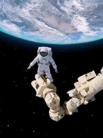 从中国空间站机械臂上看地球，地球在太空中悬浮着。看上去虽然壮观，但也不免让人产生
