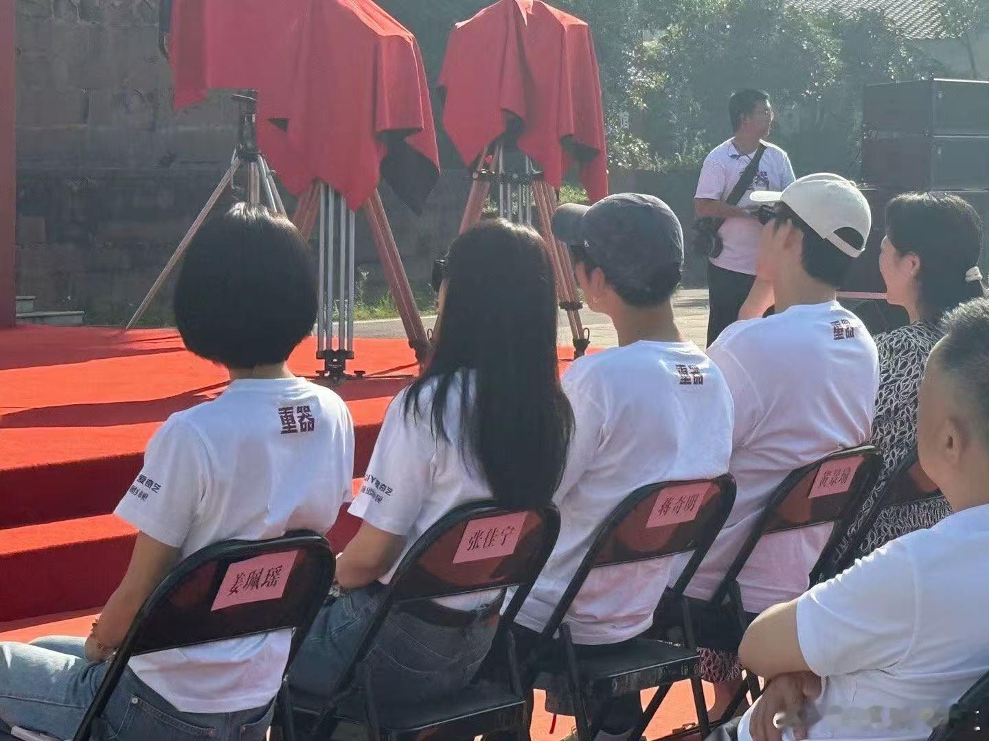 重器官宣开机姜珮瑶演《重器》里的初代法律人，短发造型又A又飒！从杀青到开机无缝衔