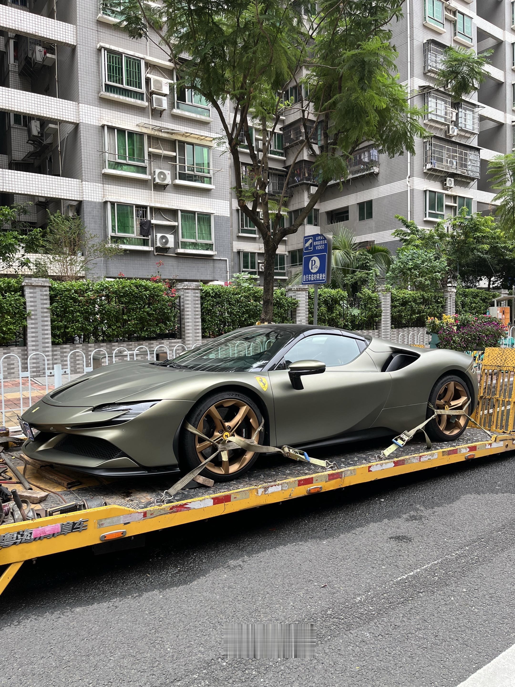 拖车上的Tailor Made哑光金绿 SF90 Spider
