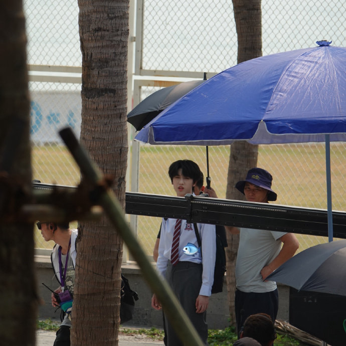 张桂源宽肩窄腰大长腿 张桂源骑单车清爽学长感 张桂源宽肩窄腰大长腿，张桂源骑单车