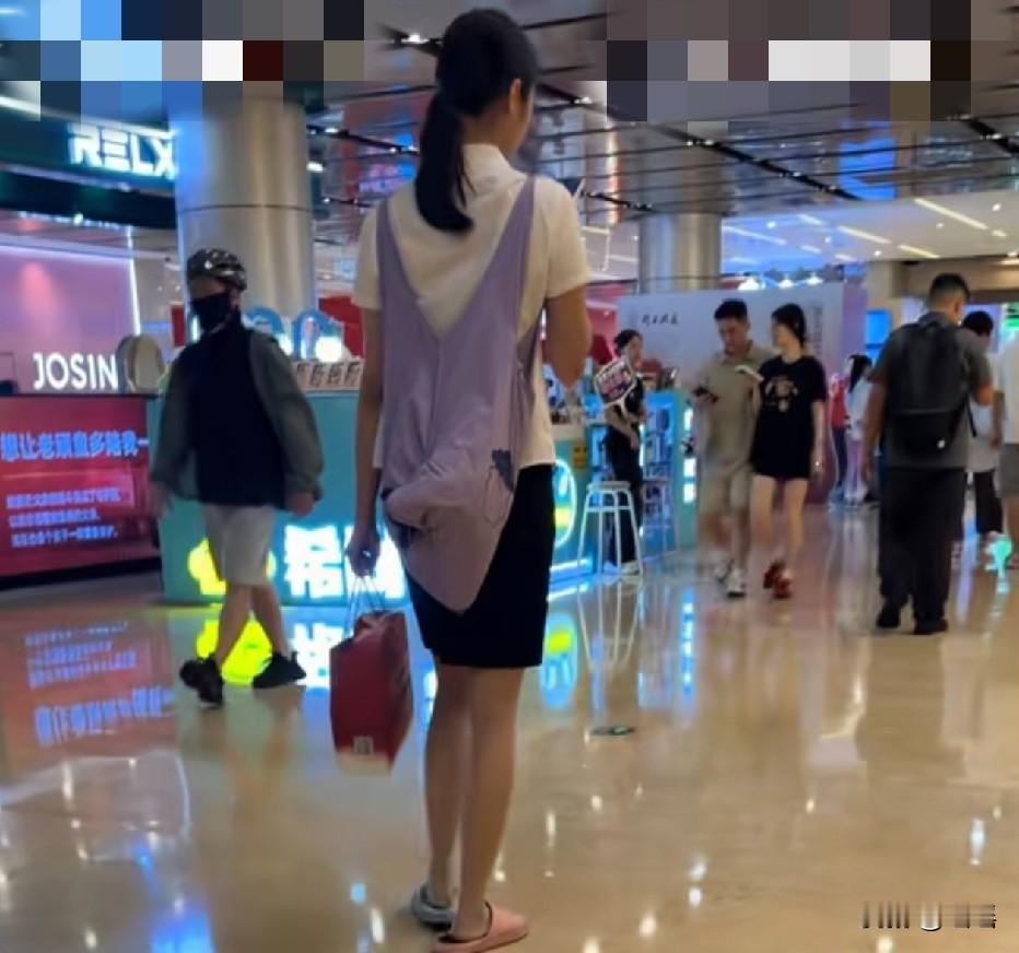 有丝袜 ，她的穿搭没错
