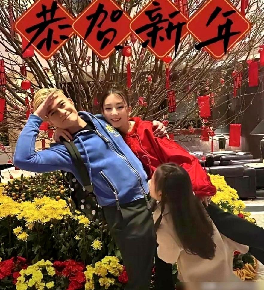 60岁的郭富城把车停在安徽广德的村口蹲下身子双手递茶叫声“爸”这一幕的视频昨天在