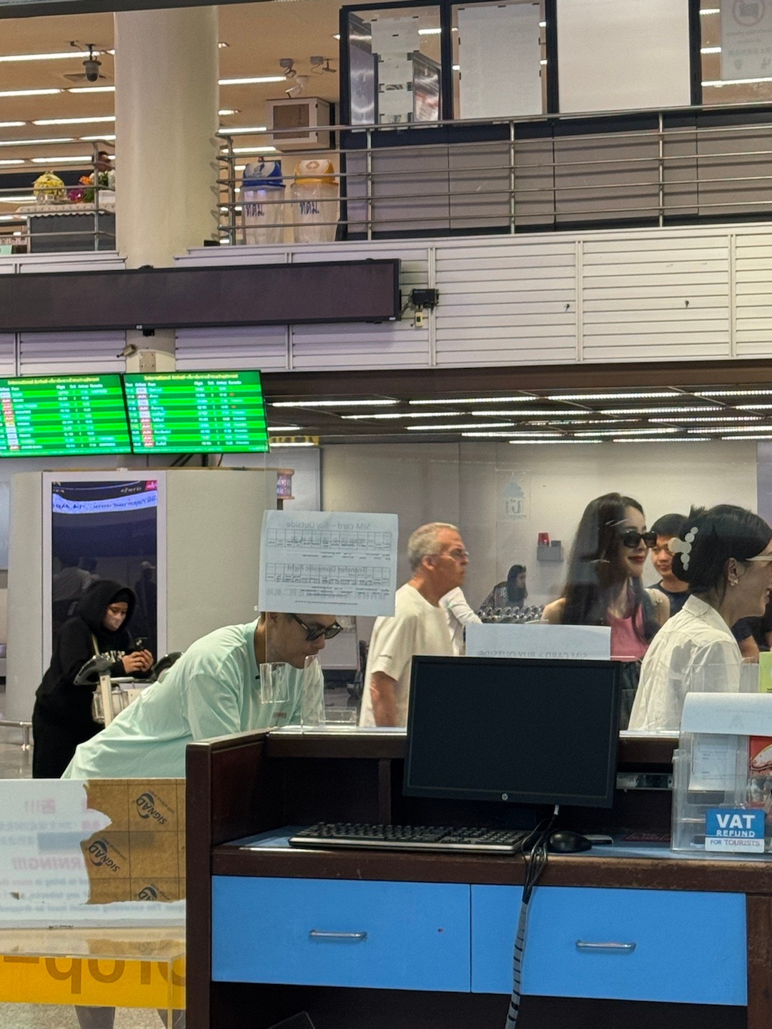 一下飞机就遇到杨祐宁！（他还看了我一眼）旁边古力娜扎 这趟值了 ​​​