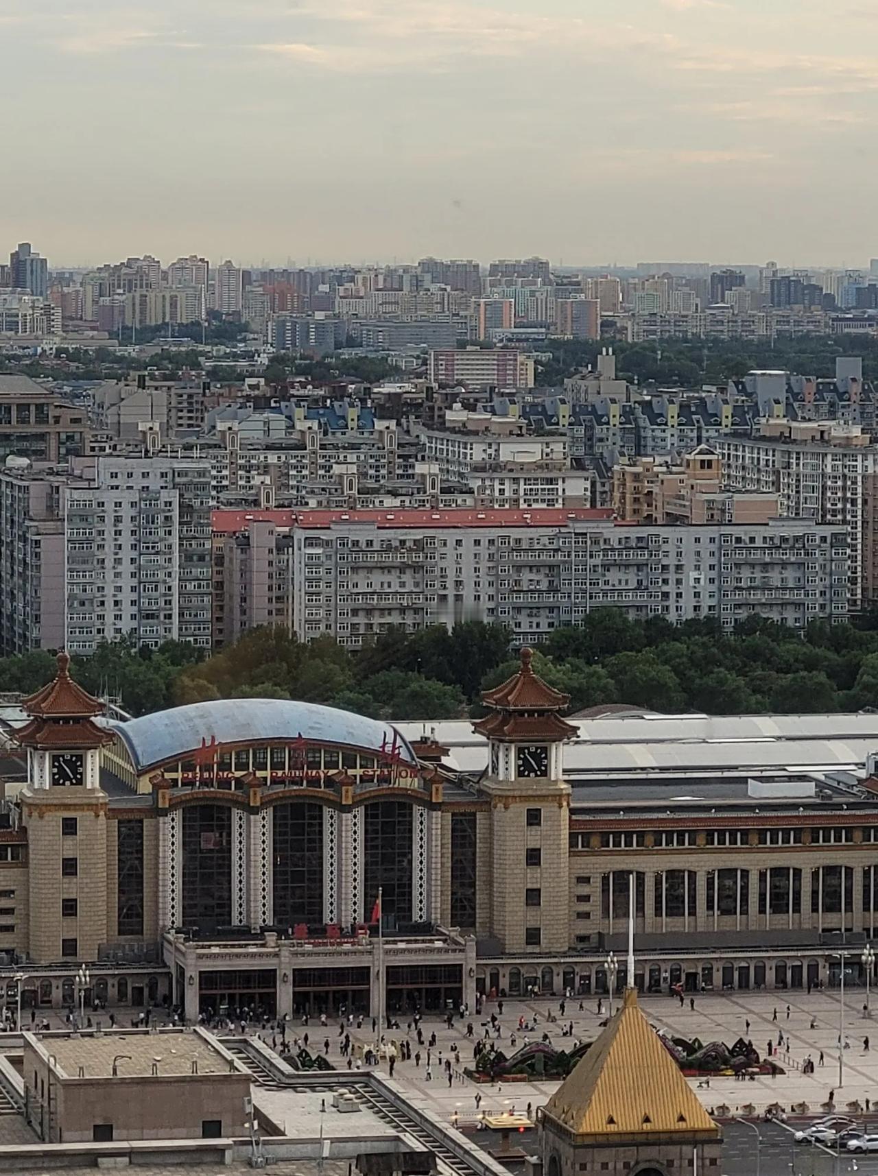 网友驳斥前恒大军师：用穷人的钱 帮富人的房子止跌，可不可以？

最近股市大涨，据