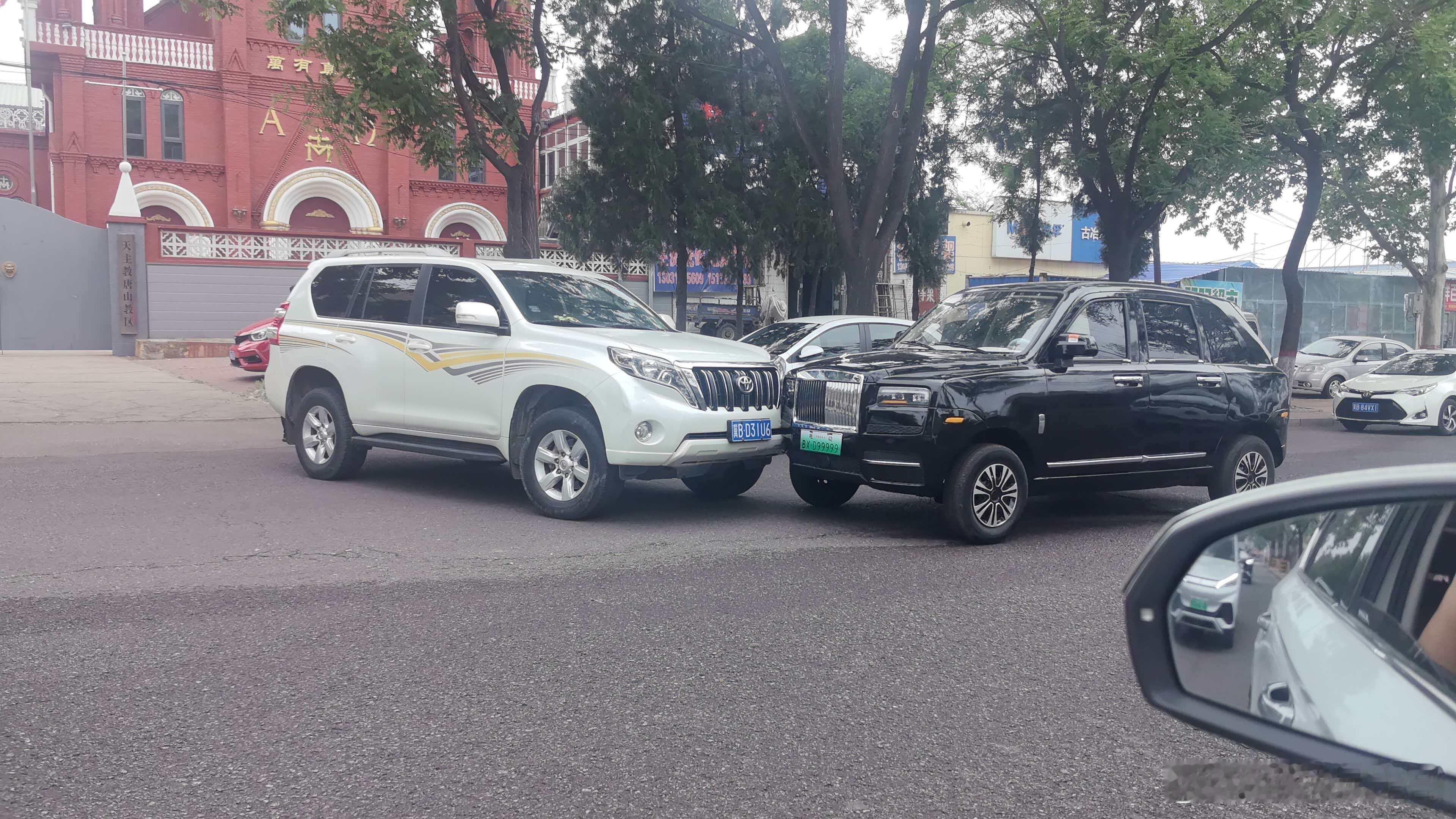 大v聊车 撞的时候吓一跳，下车一看算是放心了