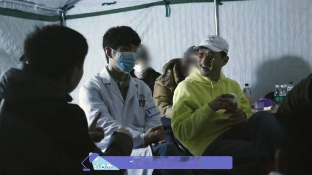 谁被《小城良方》这段片场花絮逗乐了✨王彦霖、张百乔聊东北方言，肖战在一旁听得认真，口罩挡不住上扬的嘴