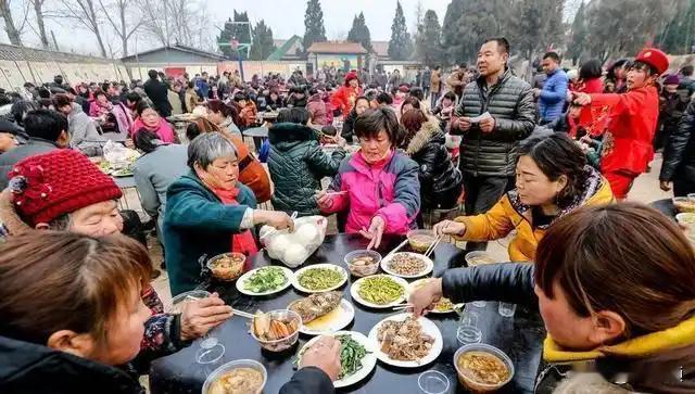 为什么明明是葬礼，可是在吃席的时候，人们还是有说有笑？
在葬礼上，尽管场面通常是