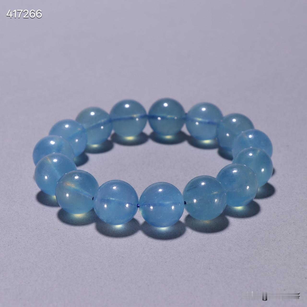 海蓝宝圆珠手串。
规格：珠径1.5cm