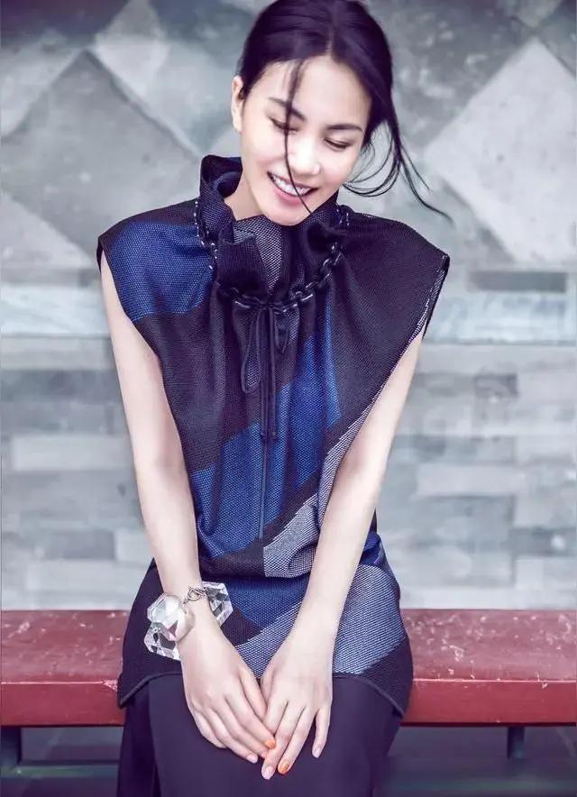 ，是高级立志上的绝配，也是主唱的刻意取舍。

《主角》写忆秦娥一辈子扎根秦腔，一