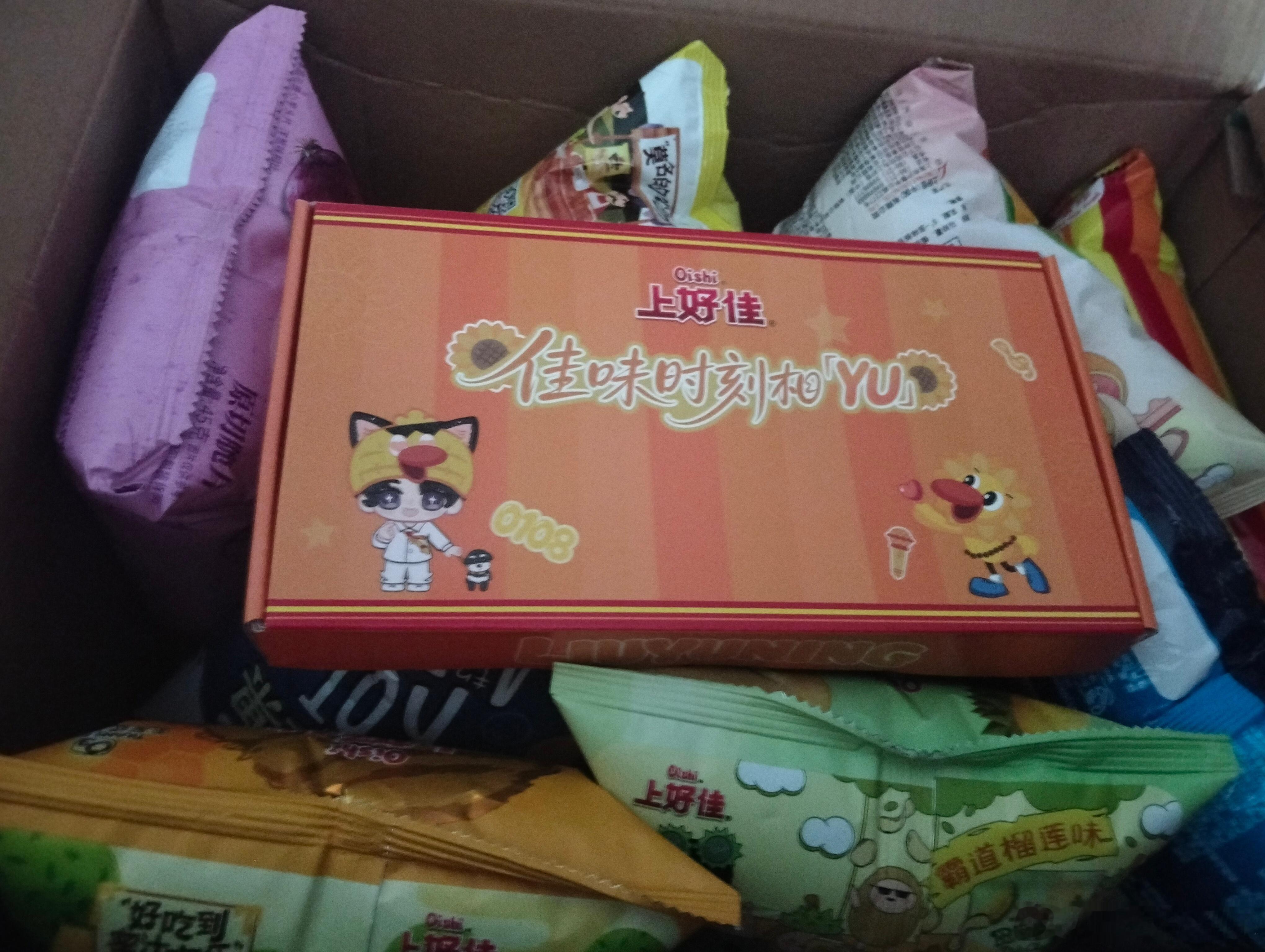 上好佳收到啦，零食两宝贝吃，我就收藏周边啦！还有一箱应该在路上吧，吧唧质量真不错