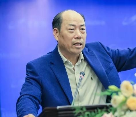 恒大倒下那年，所有人都以为碧桂园是下一个。杨国强没废话，一个字：卖。全国县城楼盘
