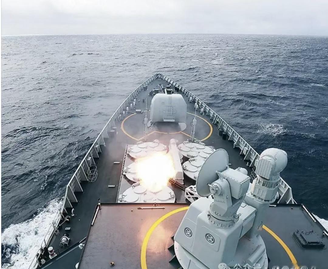 解放军围岛军演，高市早苗罕见沉默，因为全球都看明白了：解放军军演，重点针对的就是