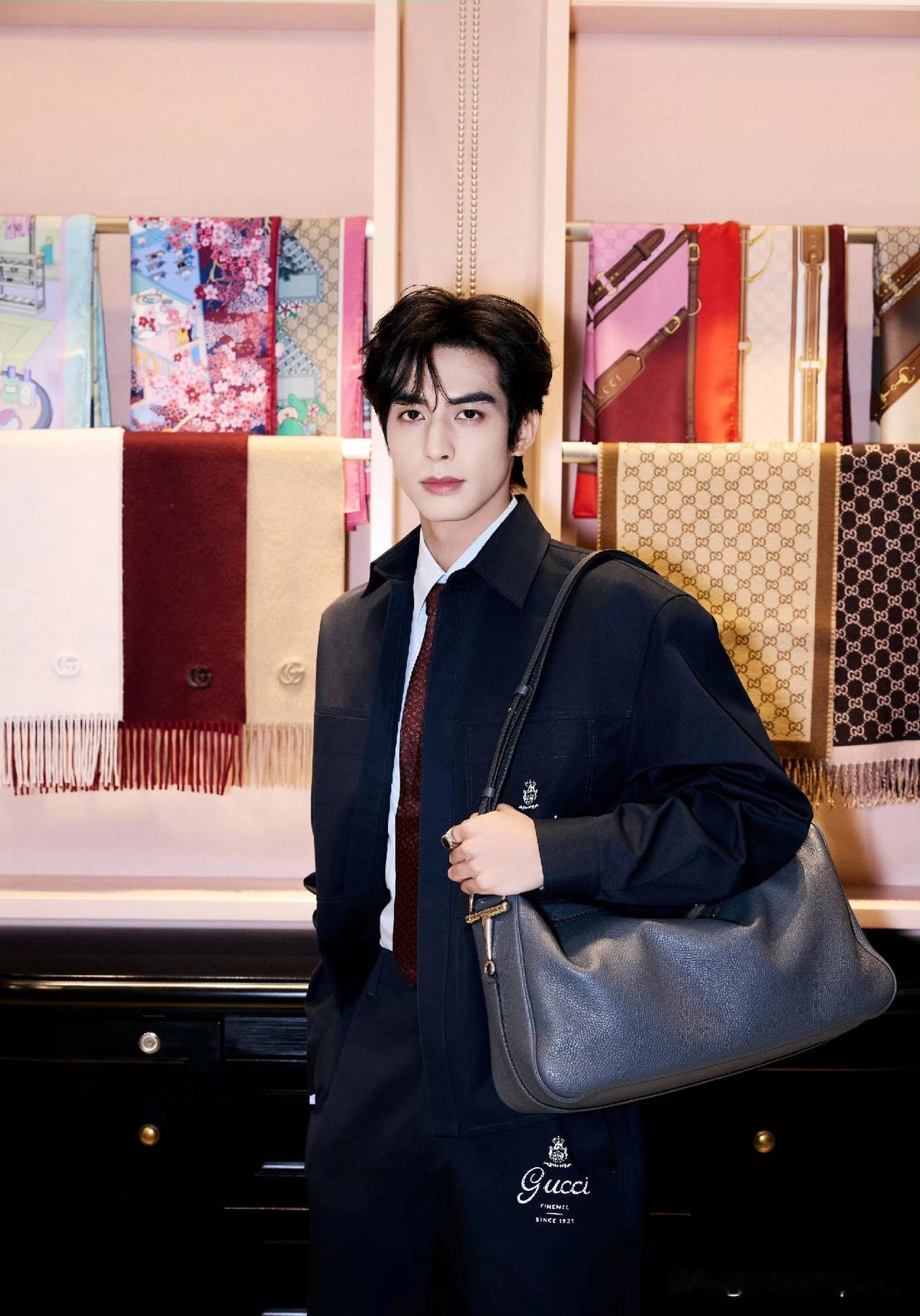 哇宋威龙这身真是把“松弛感”穿明白了！
真的好帅啊！！
全黑休闲套装本来容易闷，