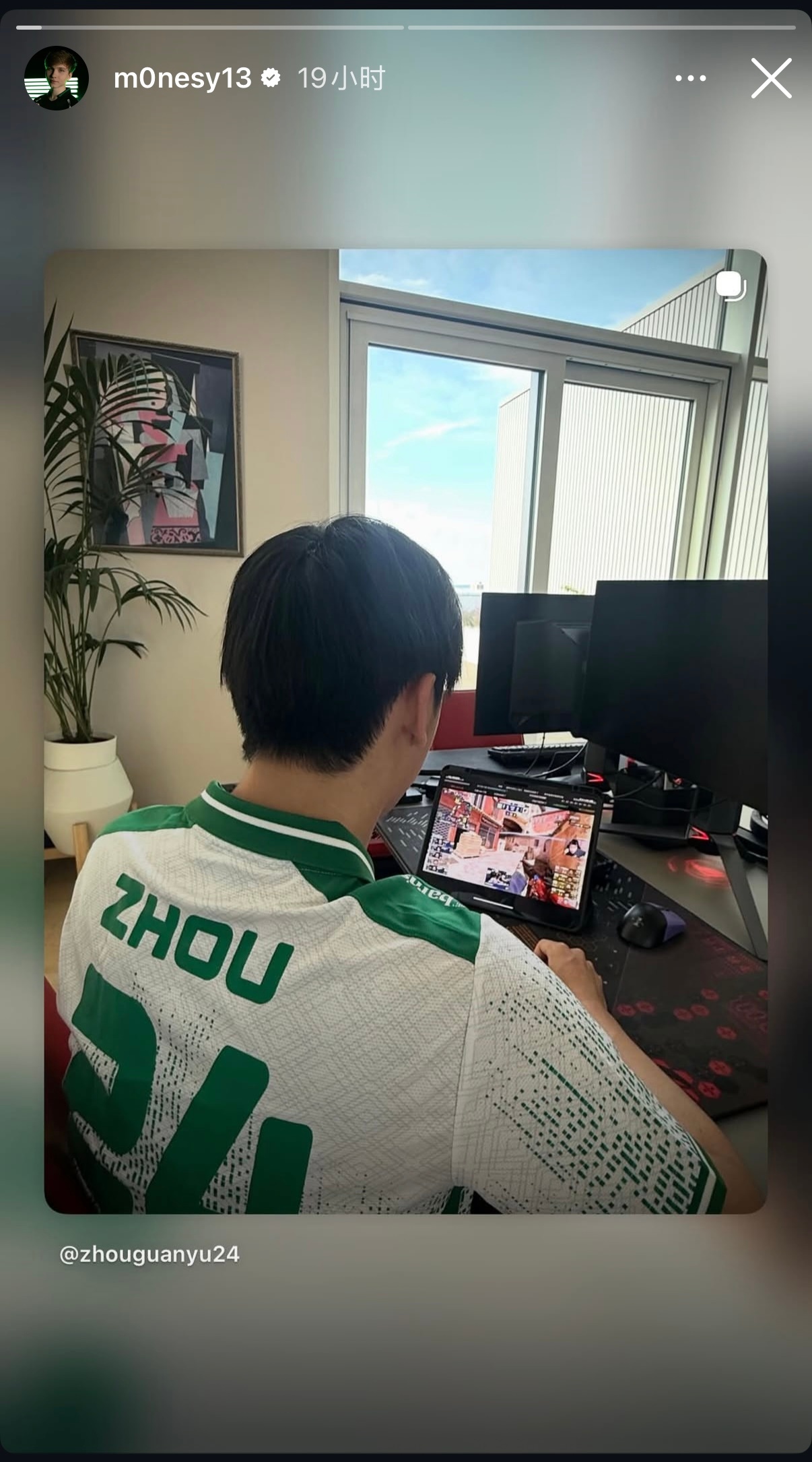 梦幻联动咯！m0nesy转发了小周穿着24号Falcons队服看比赛的照片~（图