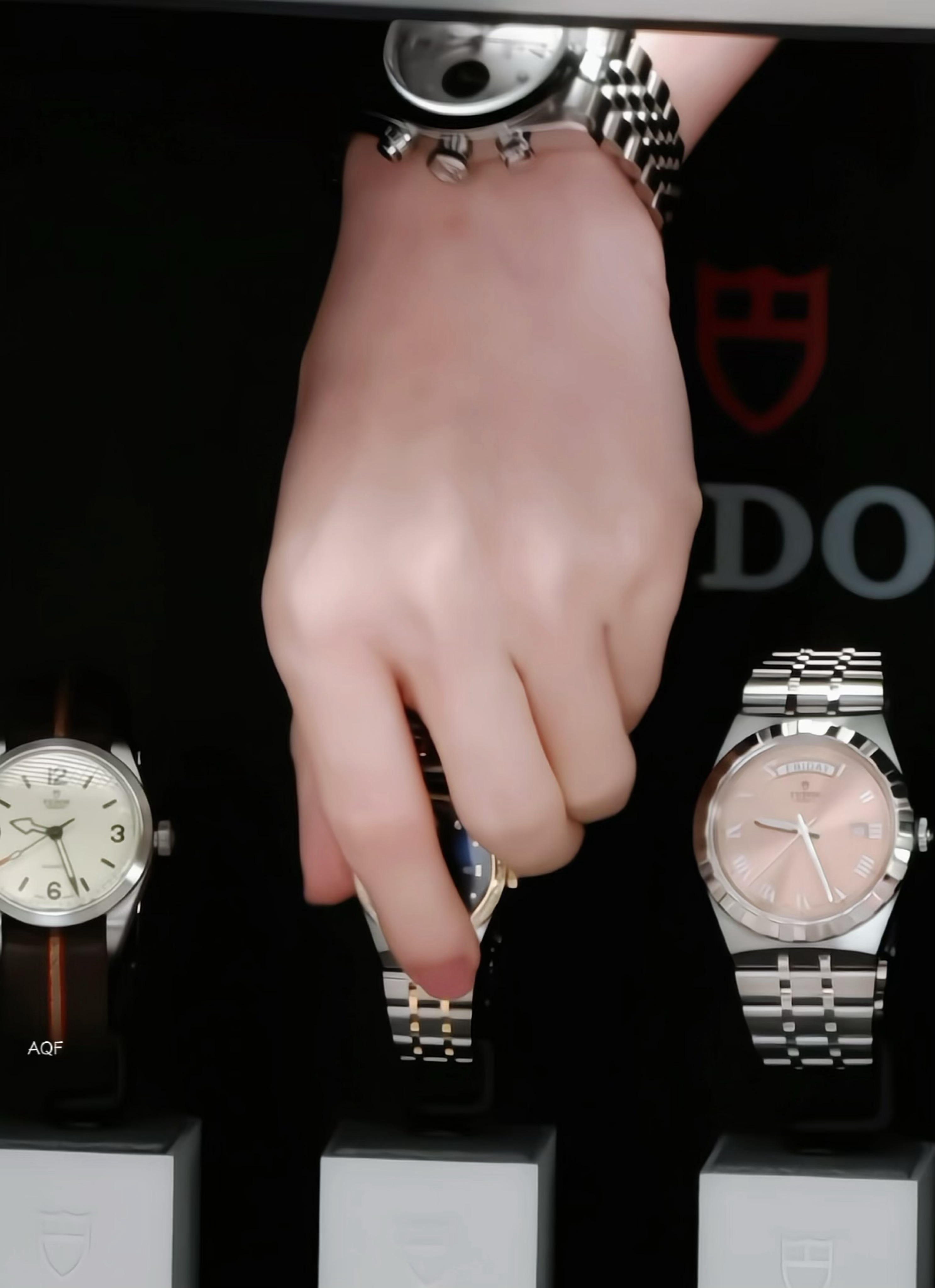 盯着这双手移不开眼🫣谁家担的手如此貌美呀～ 