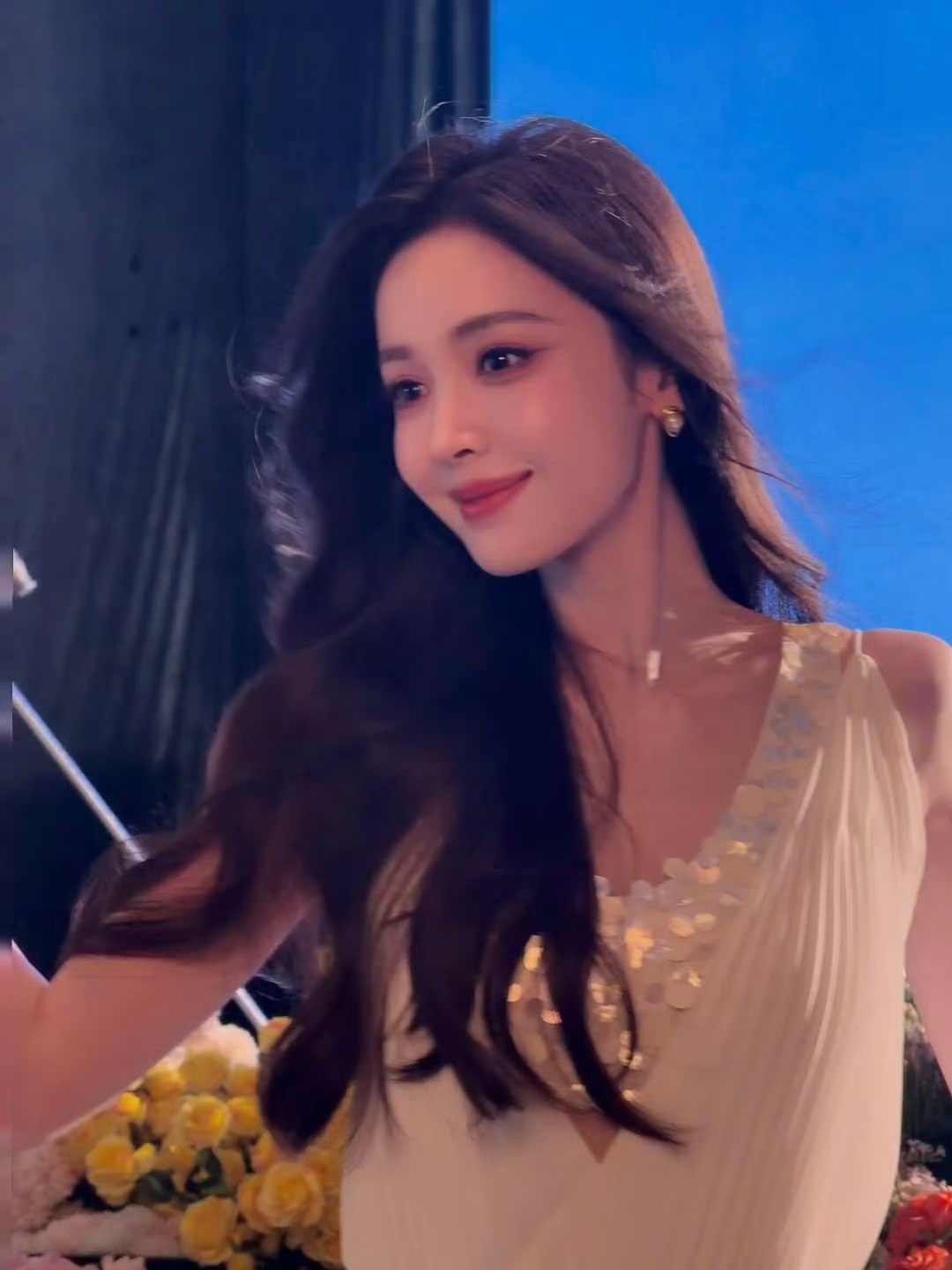 娜扎花市里找春天娜扎发了两波美照 谁懂啊！娜扎花市照氛围感封神！手捧鲜花眉眼温柔