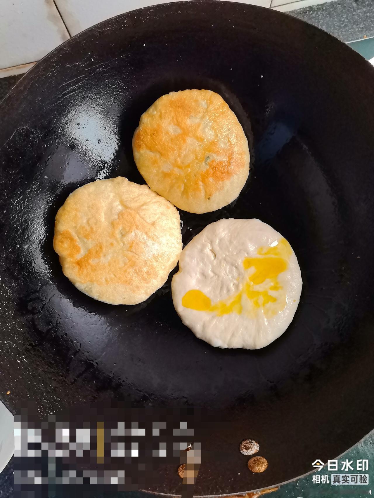 穷亲戚比富亲戚更加知道亲情，穷邻居比富邻居更加体现热情
        亲戚当中