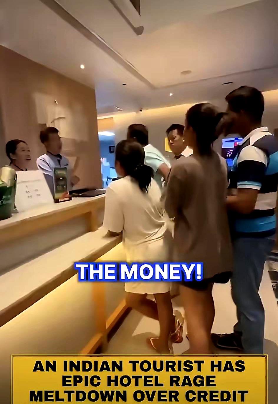 大堂里行李箱还没停稳，一群印度游客笑着递护照，转眼火药味就窜起来。
前台按流程把