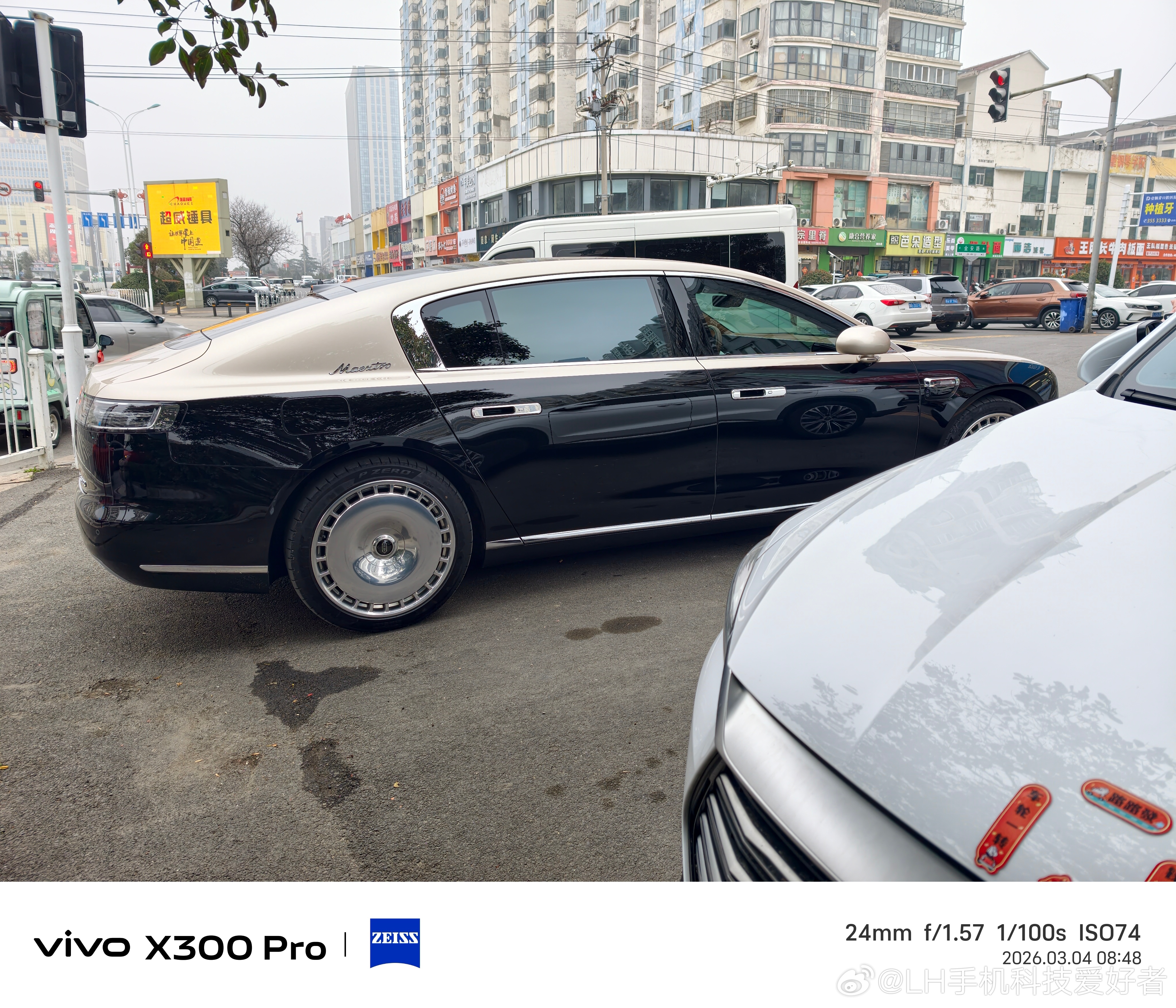 停下车，偶遇一辆尊界S800还是大饼轮毂，实车确实很长，内部空间没得说，整车气场