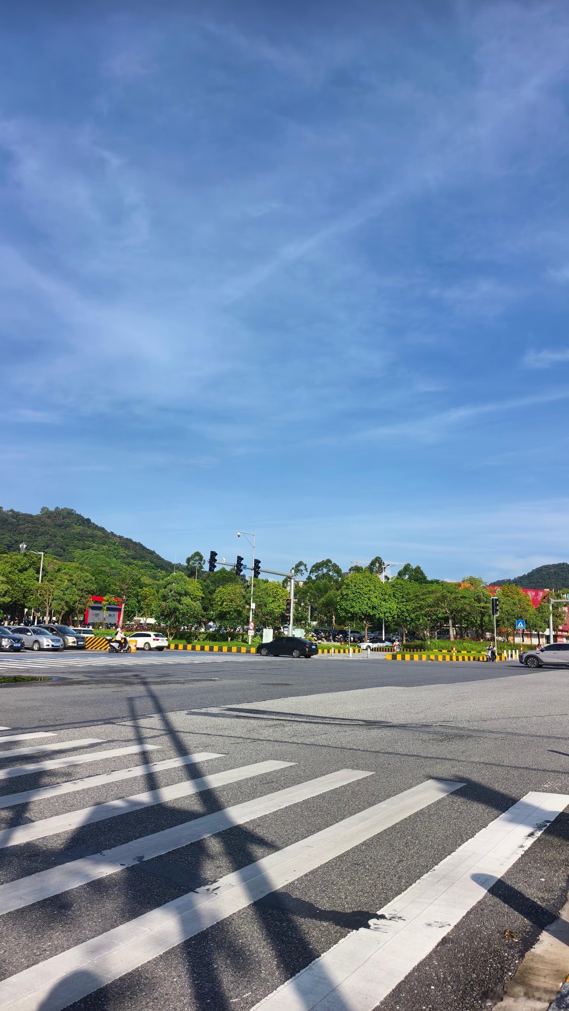 今天高温预警呀真是一大早就非常热了 