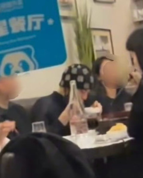 有网友在巴黎偶遇王鹤棣吃川菜，他演唱会结束后就飞巴黎了吗？此前王鹤棣演唱会邀请赵