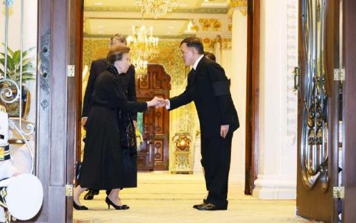 安妮长公主和蒂莫西劳伦斯爵士访问泰国，泰王先后失去自己的母亲和女儿，手臂上还戴着
