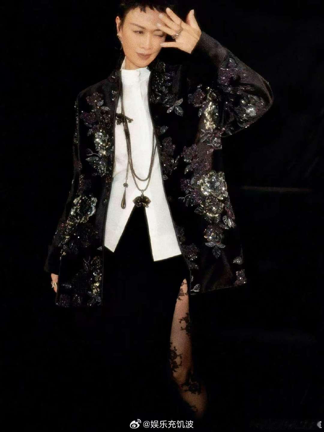 那英在cos王菲还是窦靖童呀声鸣远扬 那英：剪个刘海而已。网友：这是在cos谁？