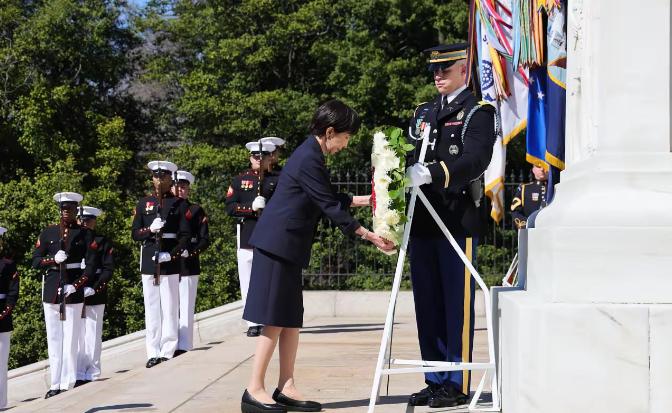 高市早苗，在美国干了件让日本人看不懂的事。在靖国神社，她哭诉日本是“战争受害者”
