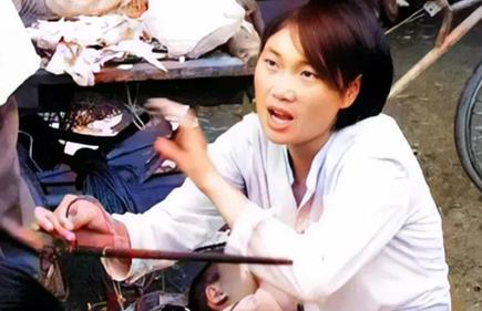 1993年，一个女人在大街上敞怀给孩子喂奶，这张照片，记录的不只是一个菜贩，更是