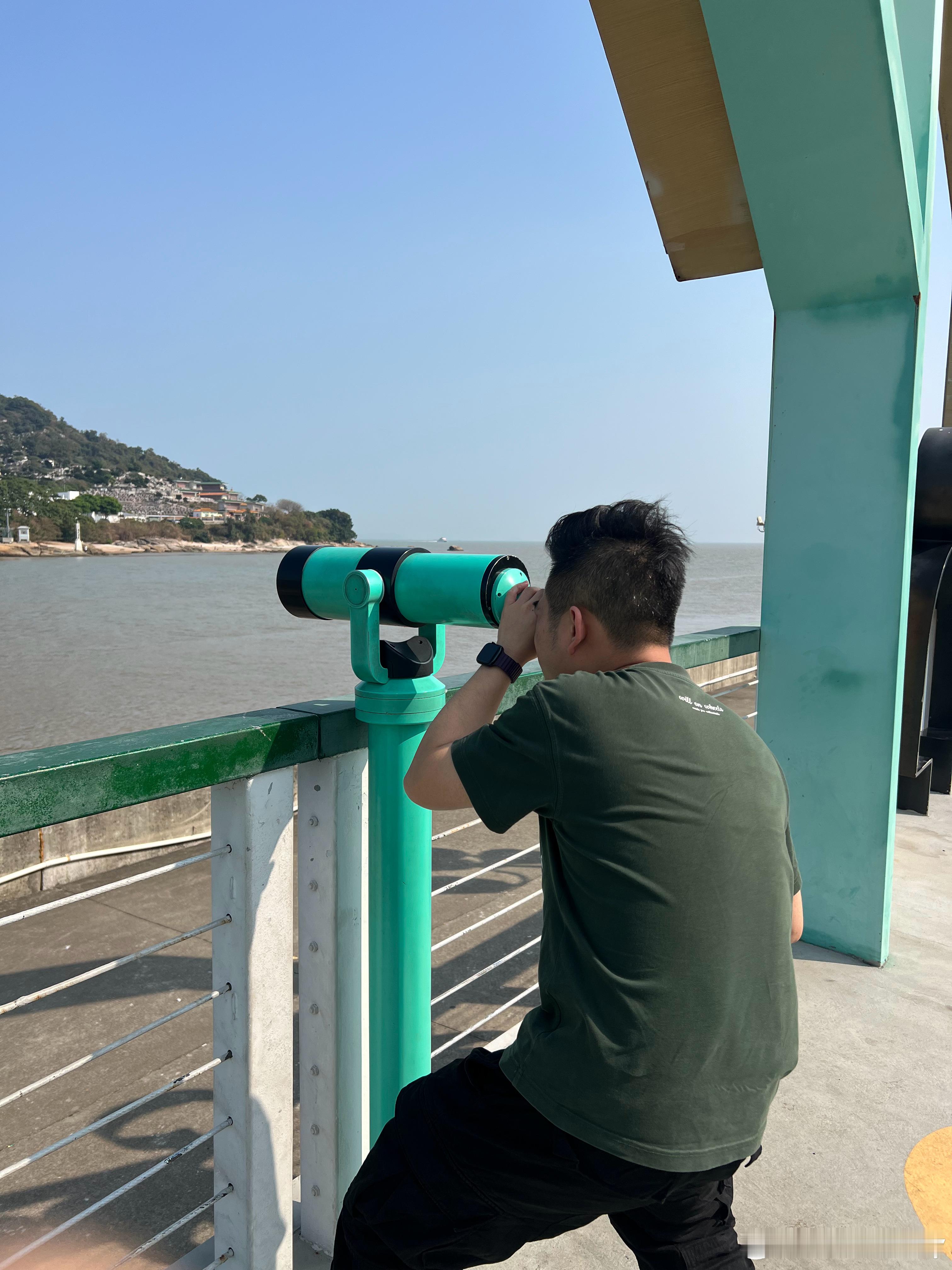 这个人在认真看对面，我以为有啥好看的，拿过来看了一下 珠海·大横琴岛