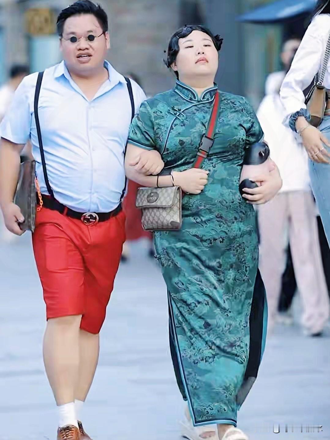 蒋胖胖最近一场直播卖了300万，人瘦了整整40斤。

可评论区全是问冷少去哪了。