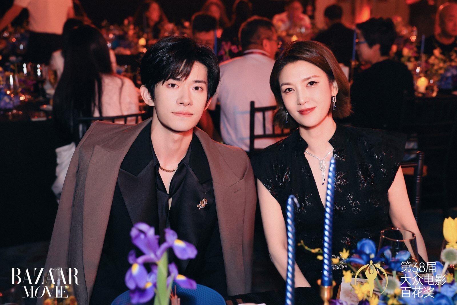 易烊千玺易烊千玺把刘春和的松果带到百花 好乖啊😘旁边是芭莎主编 
