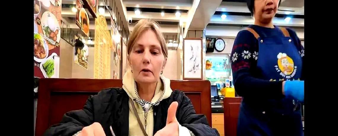 把68岁丈母娘气到黑脸，他反手卖出117万包饼干。
 
镜头怼到脸上，68岁的俄