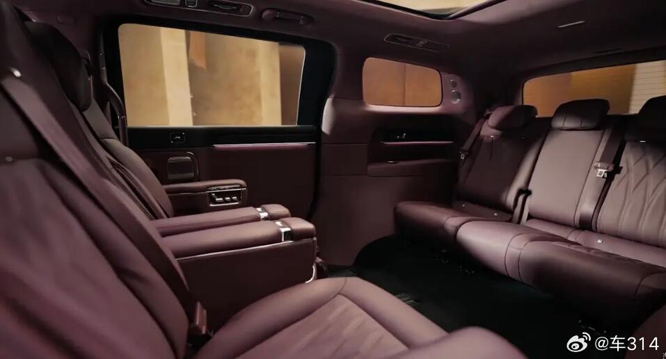 智界V9的内饰，终于曝光了。首次公开的是“绒霞紫”，幕，用上了白栓木、胡桃木的天