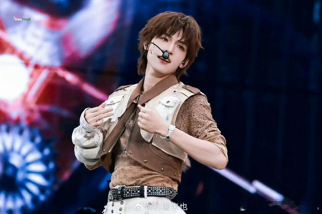 张泽禹连续两年收到利物浦的生日祝福 跨越山海的爱意大概就是泰站这样的。连续两年为